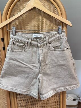 Abercrombie & Fitch Curve Love Stone Beige Denim Dad Short High-Rise